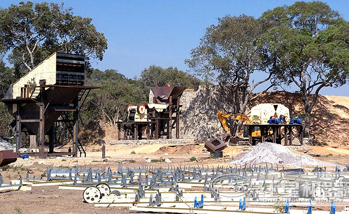 河卵石反擊式破碎機破碎機安裝現場 河卵石反擊式破碎機破碎機安裝現場