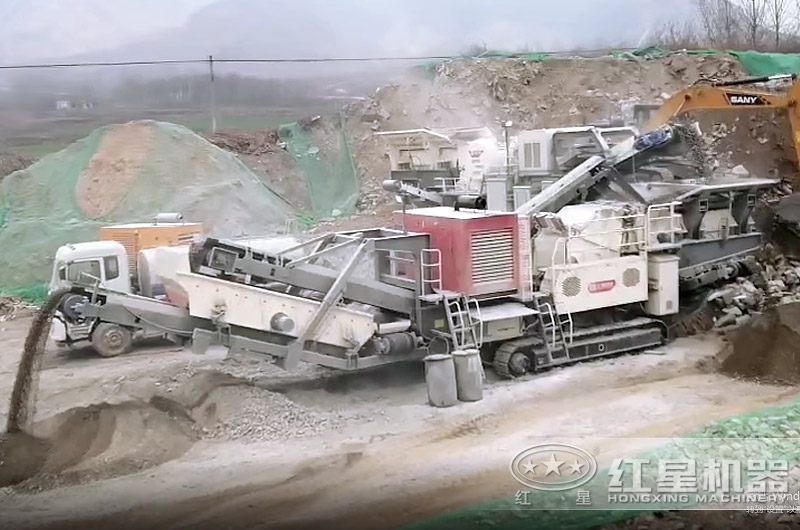 履帶式移動(dòng)破碎站破碎建筑垃圾現(xiàn)場(chǎng)圖 履帶式移動(dòng)破碎站破碎建筑垃圾現(xiàn)場(chǎng)圖