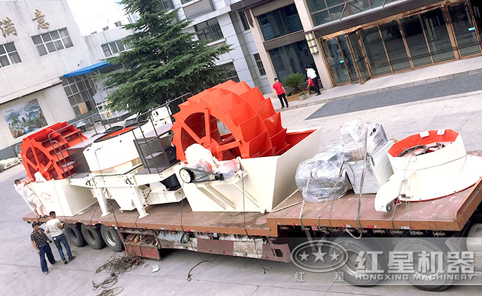 客戶在紅星選購(gòu)的洗砂機(jī)、制砂機(jī)正發(fā)往生產(chǎn)現(xiàn)場(chǎng)