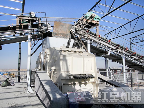 河北石英石破碎加工現(xiàn)場