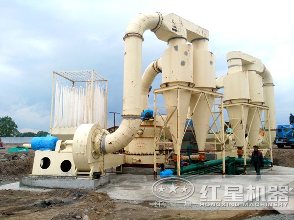 環(huán)保雷蒙磨粉機工作現(xiàn)場